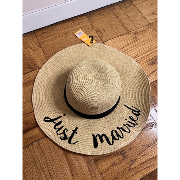 NWT Just Married Oversized Beach Hat, Wide Brim Sun Hat, Honeymoon Hat - Picture 2 of 7